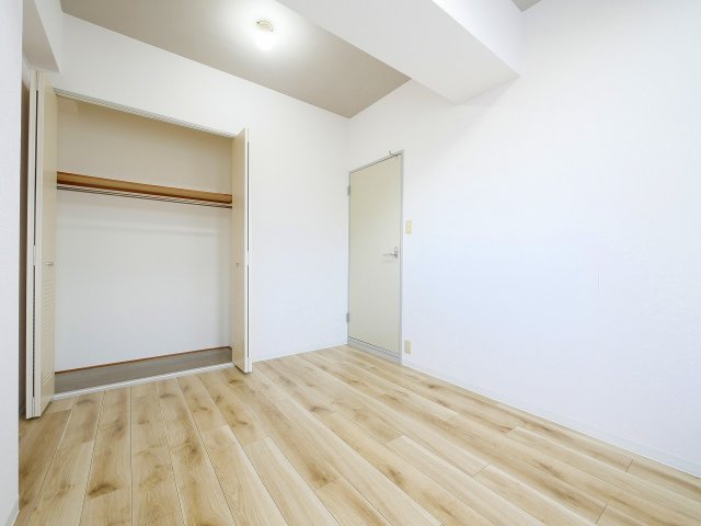 その他部屋・スペース　広くて明るい寝室