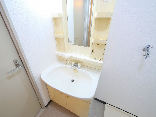 洗面設備　ゆったりとスペースのある洗面所