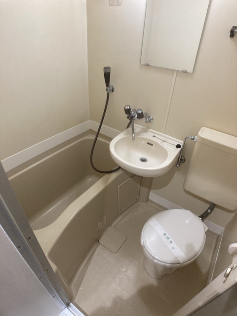 バス・シャワールーム　※補修前の参考画像の為、設備等は現況優先。