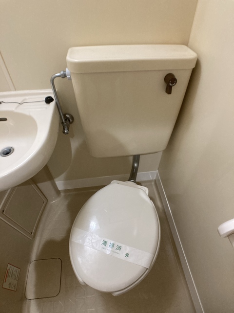 トイレ　※補修前の参考画像の為、設備等は現況優先。