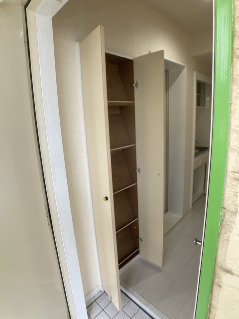 玄関　※補修前の参考画像の為、設備等は現況優先。