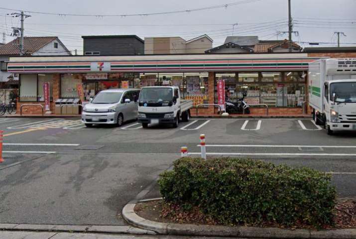 コンビニ　セブンイレブン（コンビニ）まで622m