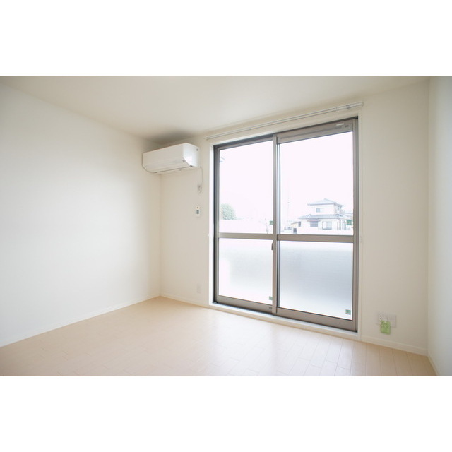 居室・リビング　高い天井の室内で随初に気遣いを感じます