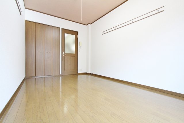 居室・リビング　参考写真（同物件別部屋）