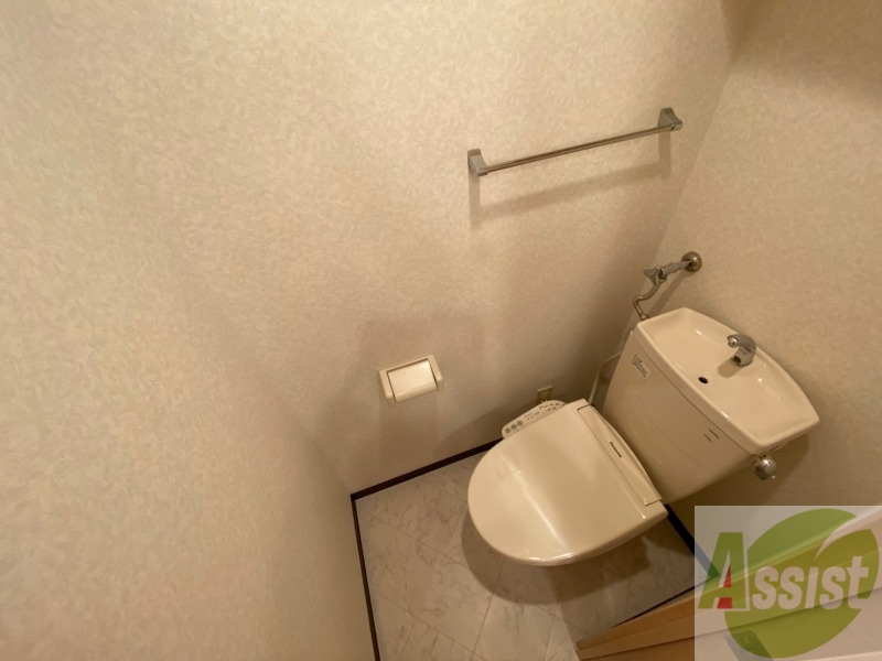 トイレ　トイレです。タオル掛けもついて便利ですね。