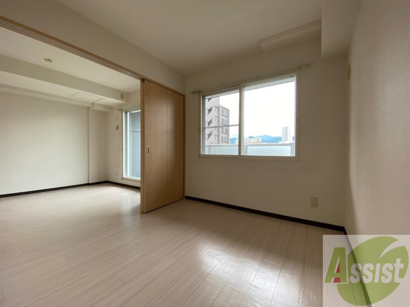 その他部屋・スペース　戸を閉めるとリビングと区切られた寝室にすることができますよ。