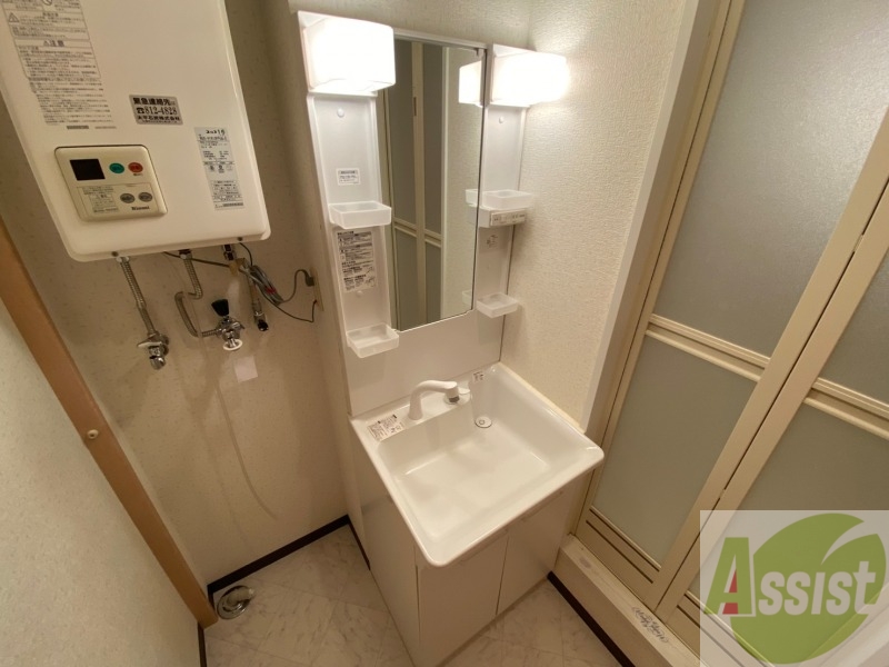 洗面設備　独立洗面台です。大きくてよいですね。シャンプーもできます。