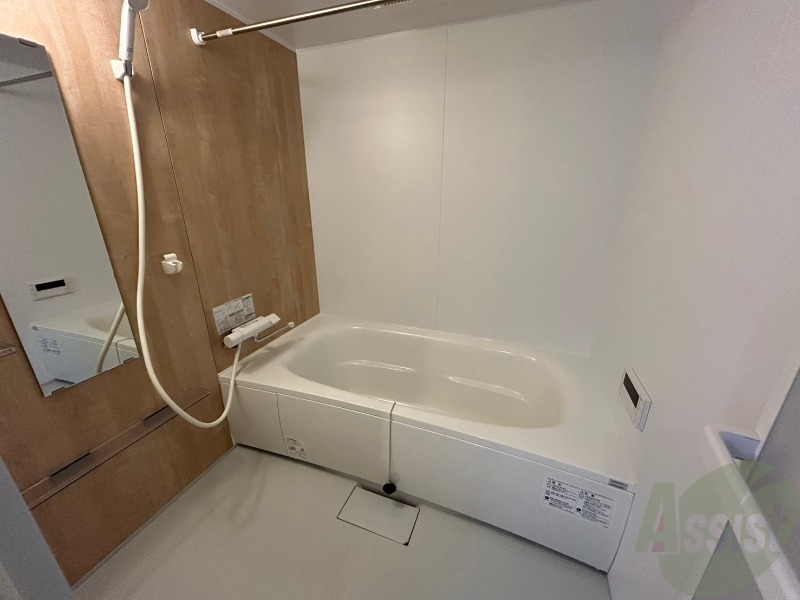 バス・シャワールーム　バスルームはこちらです。広々としてゆったり休めます。