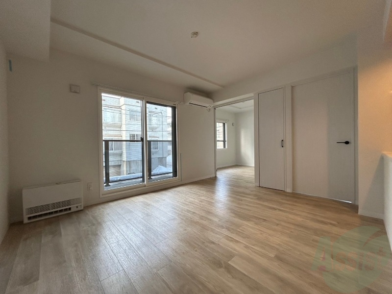 居室・リビング　白さが清潔感を出してくれます。お部屋も明るいですね。