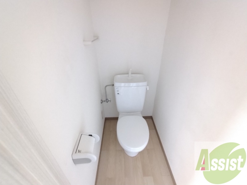 トイレ　トイレです。タオル掛けもついて便利ですね。
