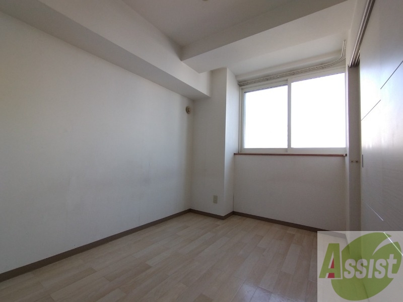 その他部屋・スペース　こちらが寝室です。窓が大きくて明るいですね。
