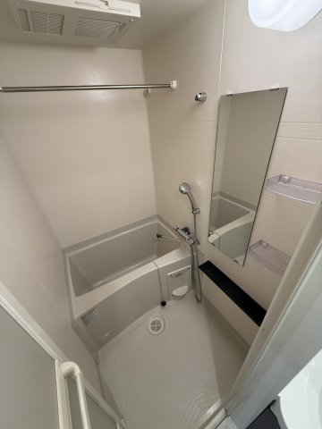 バス・シャワールーム　※写真は同じマンションの違う部屋のものになります。