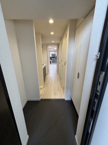 玄関　※写真は同じマンションの違う部屋のものになります。