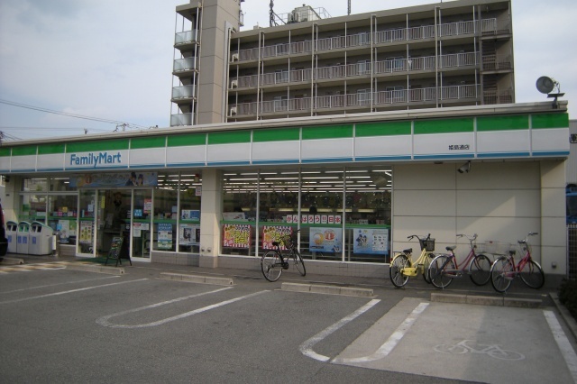 コンビニ　ファミリーマート（コンビニ）まで335m