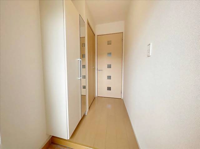 玄関　※反転タイプのお部屋の写真です