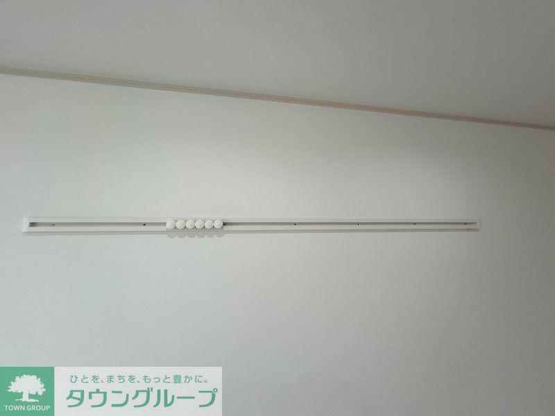 その他設備　便利な壁掛けハンガーレール付き