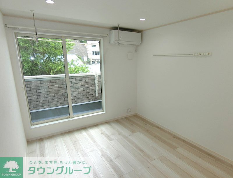 建物外観　白が基調の明るい室内！広々！（1階はテラス、2.3階はバル…