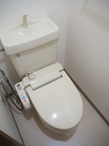 トイレ　落ち着いた色調のトイレです
