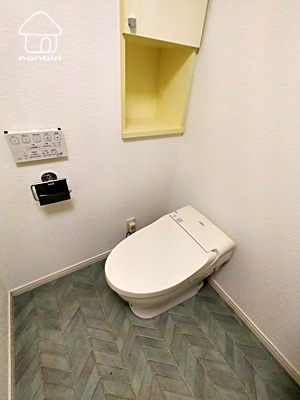 トイレ　タンクレスですっきりしたトイレです（同じタイプの写真です）