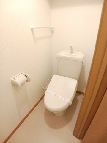 トイレ　落ち着いた色調のトイレです