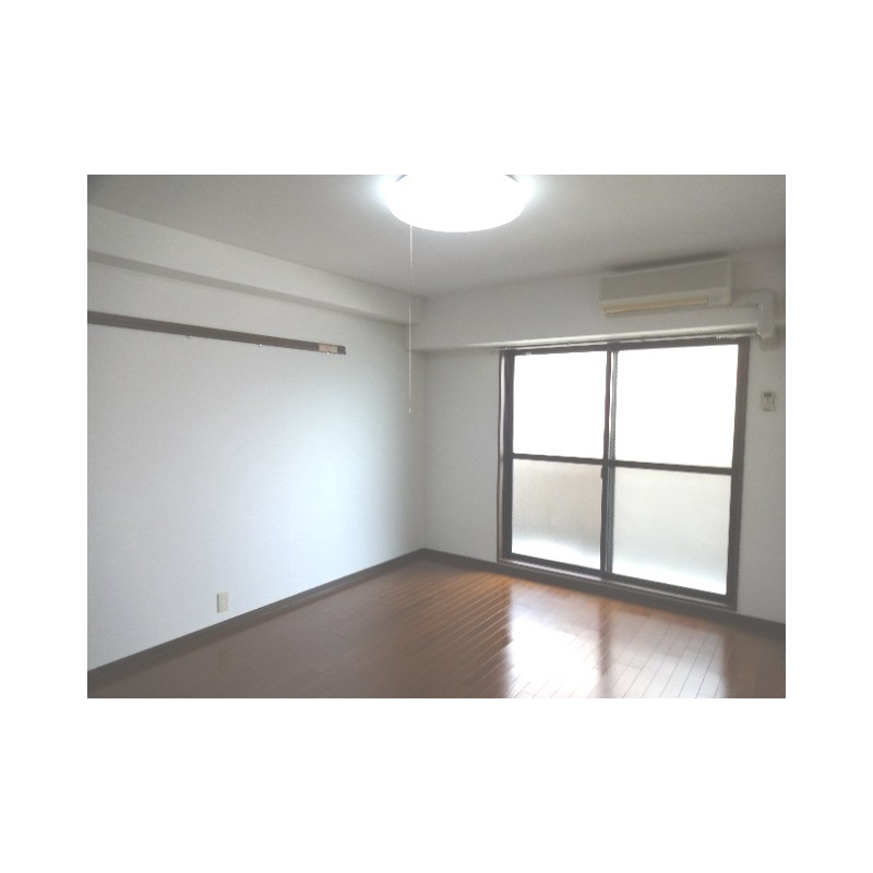 居室・リビング　清潔感溢れる一部屋です。