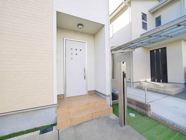 その他共有部分　玄関前はこのようになっております