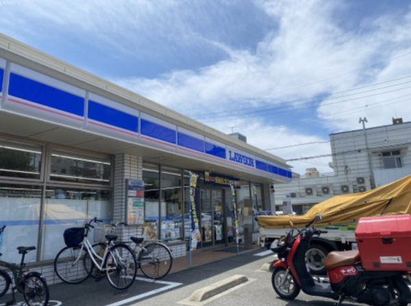 コンビニ　ローソン 川名駅前店（コンビニ）まで376m