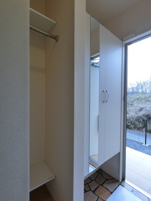 その他部屋・スペース　鏡付きシューズボックスとディリークローク