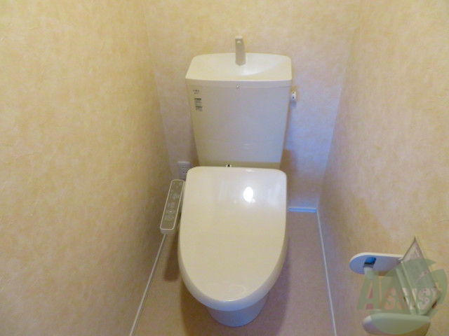 トイレ　ウォシュレット機能がついたトイレです。安心して使用できますね
