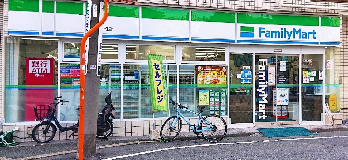 コンビニ　ファミリーマート市谷台町店（コンビニ）まで103m