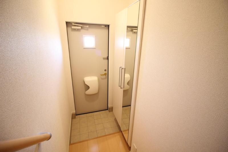 玄関　姿見付きトールタイプのシューズボックス