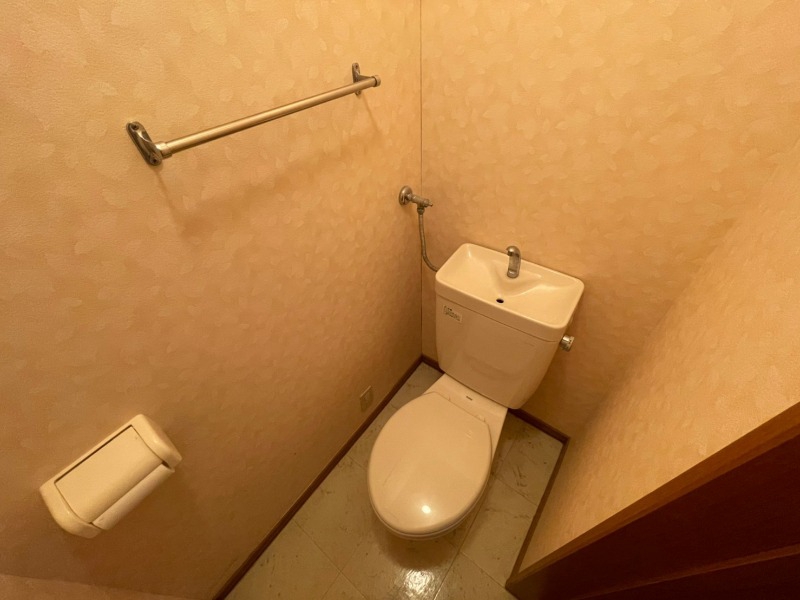 トイレ　トイレです。タオル掛けもついて便利ですね。