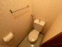 トイレ　トイレです。タオル掛けもついて便利ですね。