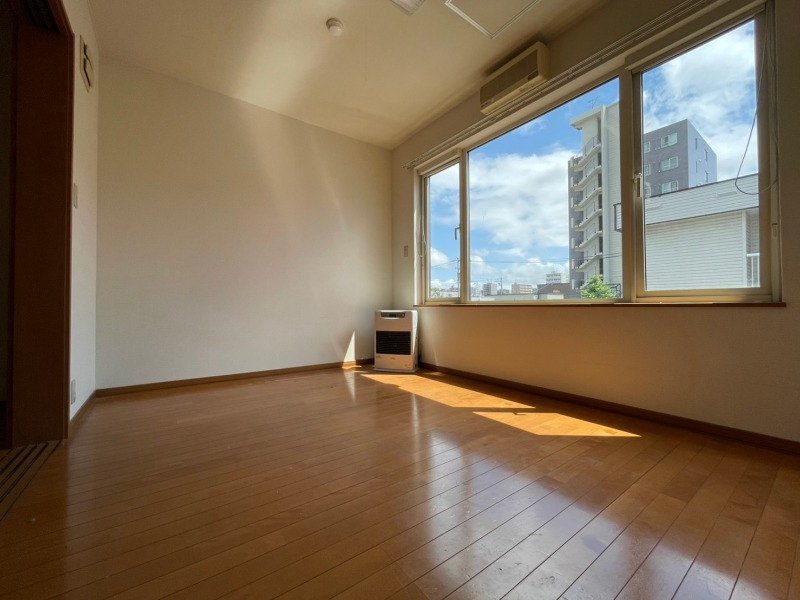 その他部屋・スペース　寝室はこちらです。光が差し込む、温かみのあるお部屋です。