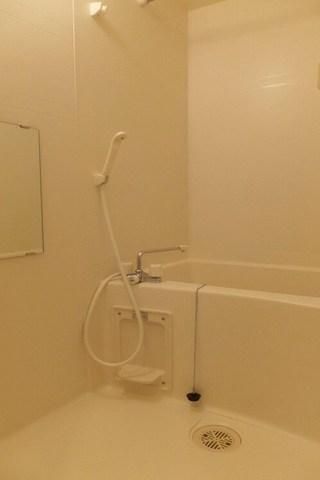 バス・シャワールーム　清潔感のあるお風呂です。