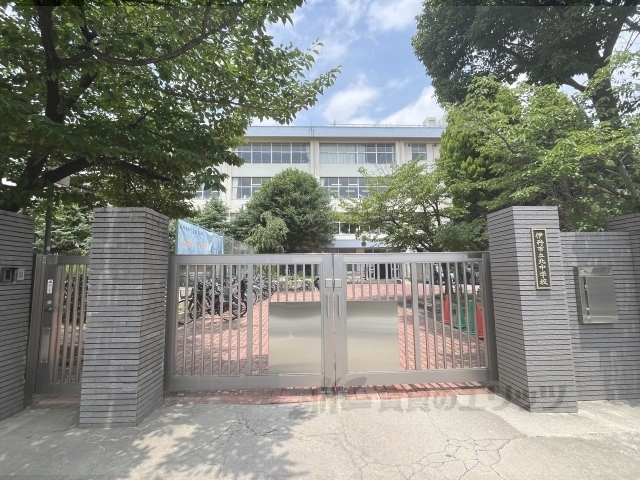 中学校　伊丹市立北中学校（中学校）まで550m
