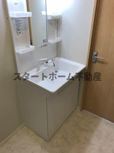 洗面設備　明るい洗面所です