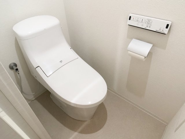 トイレ　リモコン付きの温水便座になっています。