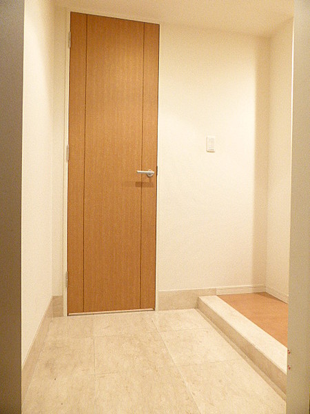玄関　※別部屋の参考写真です。