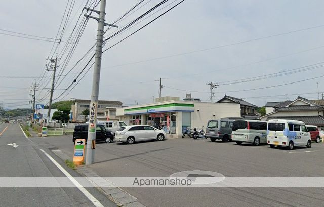コンビニ　ファミリーマート（コンビニ）まで726m