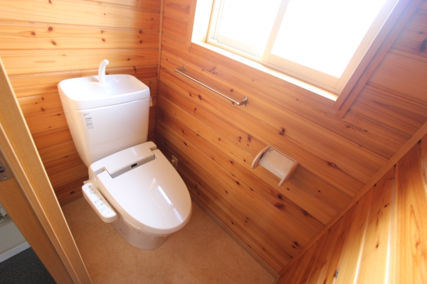 トイレ　温水シャワー付きトイレです