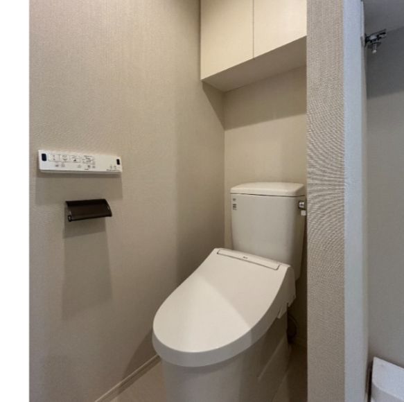 トイレ　落ち着いた色調のトイレです