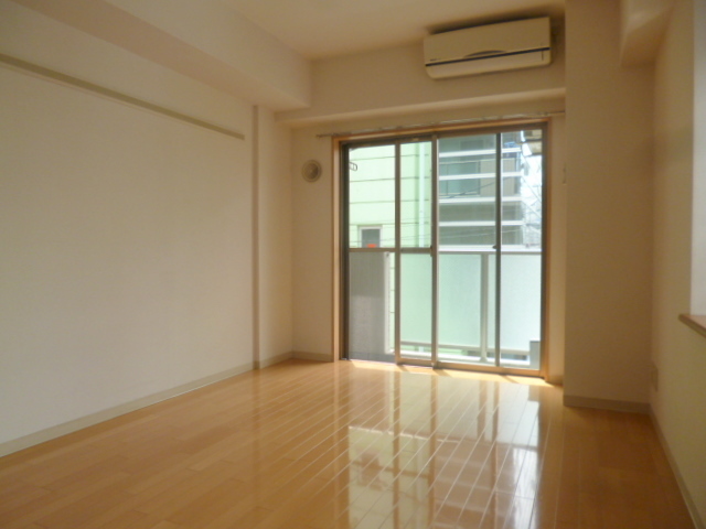 居室・リビング　★洋室７．２帖のフローリングのお部屋です★