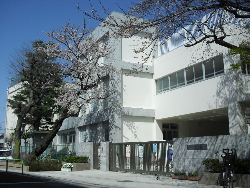 小学校　世田谷区立三宿小学校（小学校）まで681m