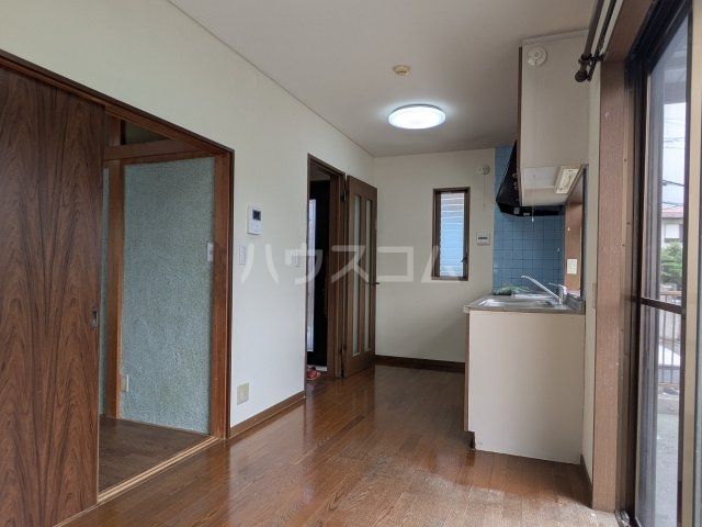 村岡東3丁目アパートの居間写真
