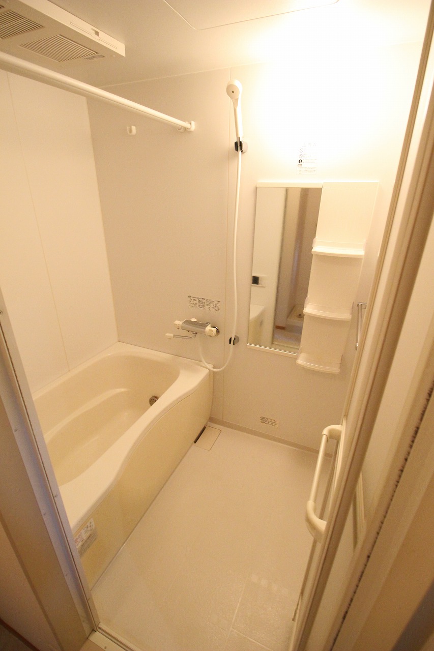 バス・シャワールーム　別の部屋の写真です（反転タイプ）