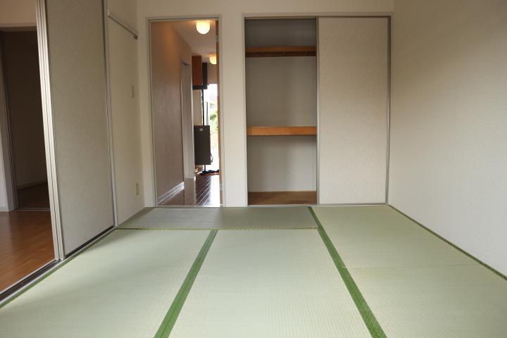 その他部屋・スペース　6畳の和室です。そのまま廊下にも出れます。