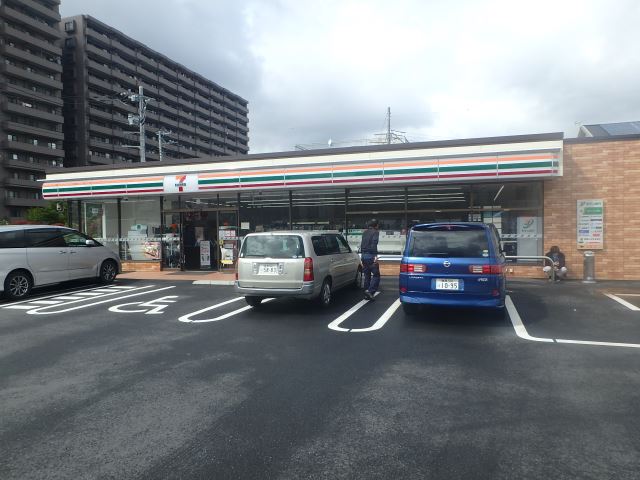 コンビニ　セブンイレブン（コンビニ）まで140m