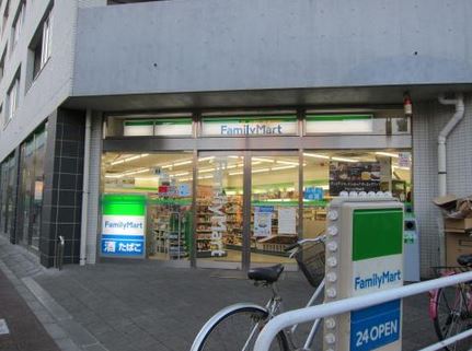 コンビニ　ファミリーマート 喜多見駅北店（コンビニ）まで144m
