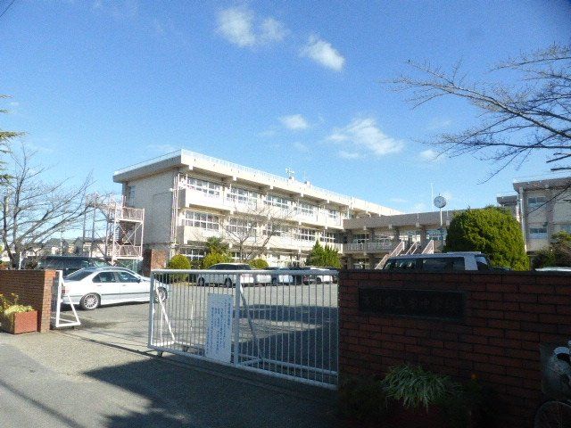 中学校　埼玉県吉川市立南中学校（中学校）まで586m